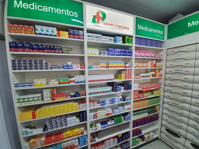 Prateleiras da Farmácia Abraão, com os remédios organizados por tipo
